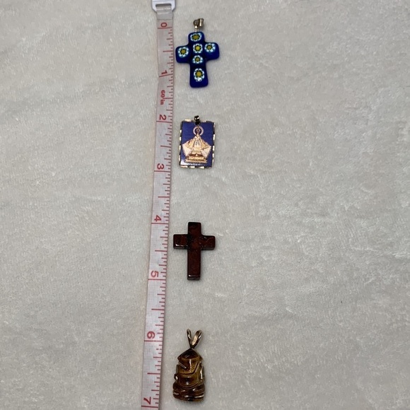 Set of miscellaneous religious necklace charms. - Picture 6 of 7